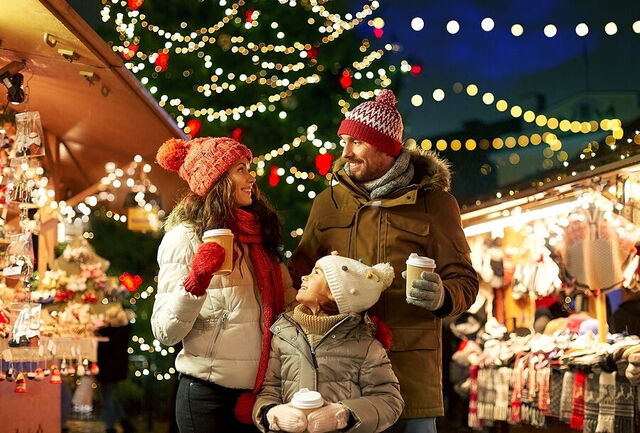 Eine Familie auf einem Weihnachtsmarkt