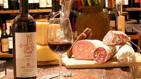 Toskanischer Wein und Salami