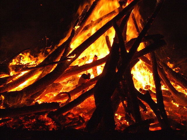 Brennendes Lagerfeuer