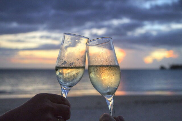 Gläser gefüllt mit Sekt