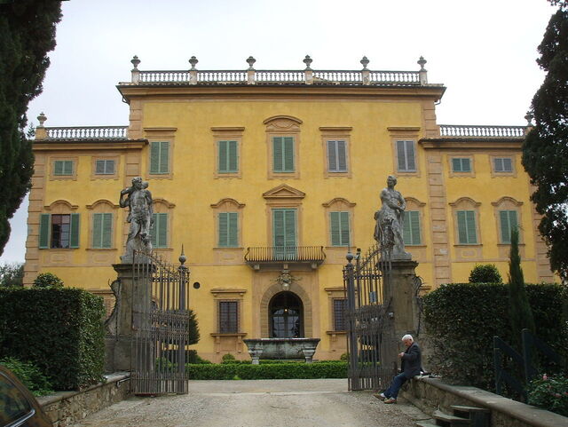Villa La Pietra, Fassade