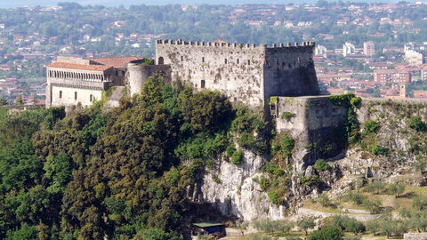 Blick auf die Malaspina Burg und Massa
