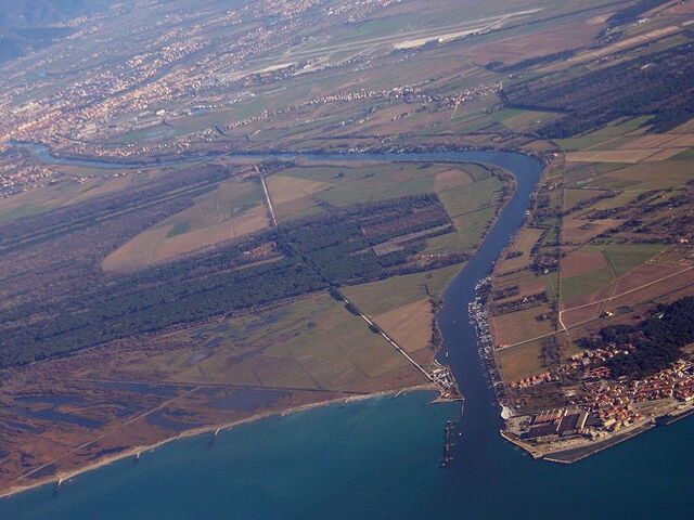 Fluß Arno mündet in das Meer bei Pisa