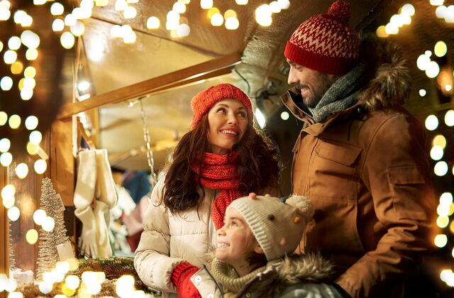 Eine Familie auf einem Weihnachtsmarkt