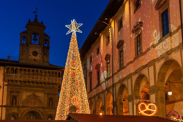 Piazza Grande in Arezzo zur Weihnachtszeit