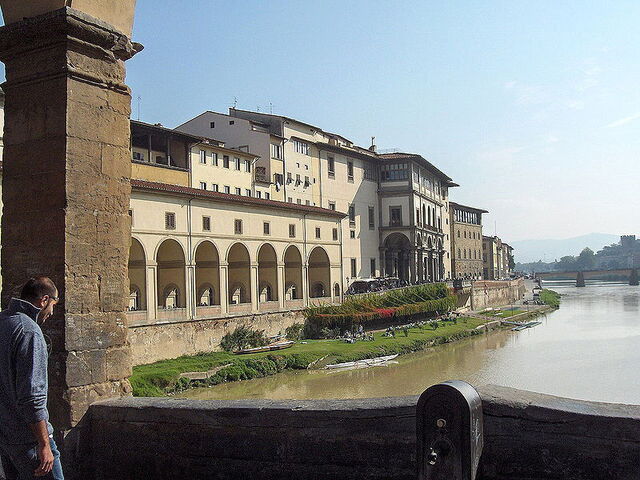 Blick auf den Vasari Korridor von der Ponte Vecchio aus