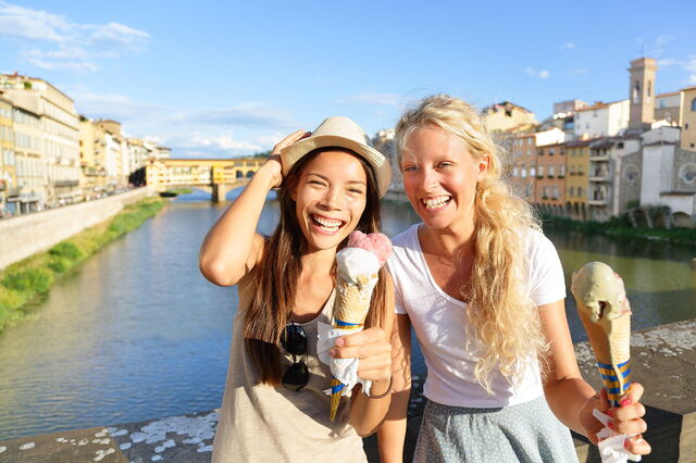 Freunde essen ein Eis in Florenz