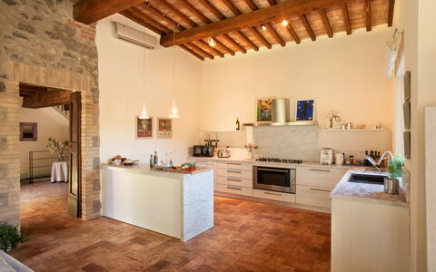 Casale Porano: Eigentum, Zimmer, Gebäude, Interior Design, Möbel, Countertop, Haus, Decke, Küche, Holzboden
