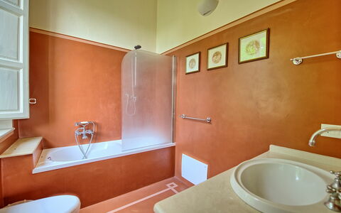Villa Fiamma: Sinken, Zapfhahn, Armatur, Eigentum, Spiegel, Bad Sink, Badewanne, Badezimmer, Interior Design, Die Architektur