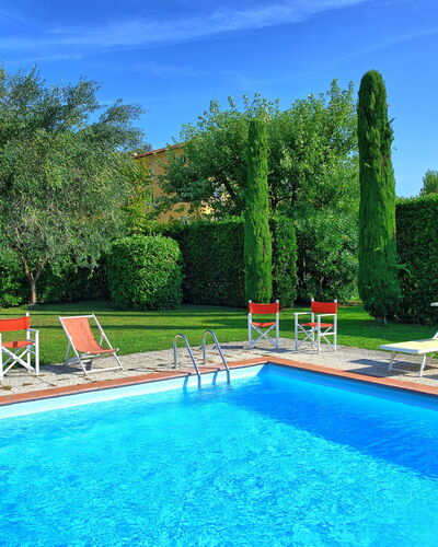 Villa Fiamma: Wasser, Pflanze, Himmel, Schwimmbad, Eigentum, Möbel, Grün, Azurblau, Natur, Blau