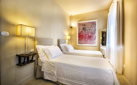 Villa Piazza Della Fortezza: Schlafzimmer, Bett, Zimmer, Möbel, Eigentum, Bettdecke, Interior Design, Bettrahmen, Suite, Bedding