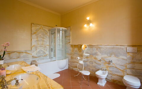 Villa Rocchi: Zimmer, Eigentum, Badezimmer, Fussboden, Gelb, Interior Design, Wand, Gebäude, Fliese, Grundeigentum