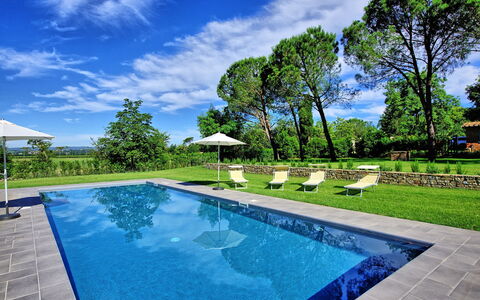 Villa Marietta: Schwimmbad, Eigentum, Natürliche Landschaft, Grundeigentum, Haus, Estate, Zuhause, Wohngebiet, Die Architektur, Himmel