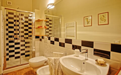 Villa Marietta: Badezimmer, Zimmer, Eigentum, Fliese, Interior Design, Wand, Gebäude, Grundeigentum, Haus, Armatur
