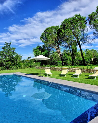 Villa Marietta: Schwimmbad, Eigentum, Natürliche Landschaft, Grundeigentum, Haus, Estate, Zuhause, Wohngebiet, Die Architektur, Himmel