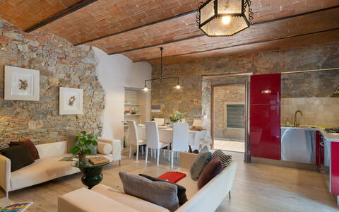 Villa Fracassini: Möbel, Bilderrahmen, Couch, Eigentum, Tabelle, Interior Design, Beleuchtung, Holz, Komfort, Wohnzimmer