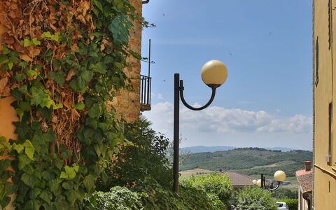 Il Pigionale: Strassenlicht, Beleuchtung, Himmel, Eigentum, Light Fixture, Gelb, \Stadt, Wand, Baum, Haus