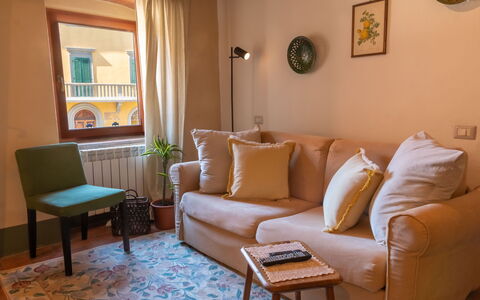 Il Pigionale: Möbel, Interior Design, Flooring, Holz, Couch, Fussboden, Zimmer, Wohnzimmer, Tabelle, Beleuchtung