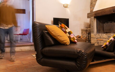La Miccia: Möbel, Flooring, Interior Design, Fussboden, Wohnzimmer, Couch, Komfort, Zimmer, Orange, Zuhause