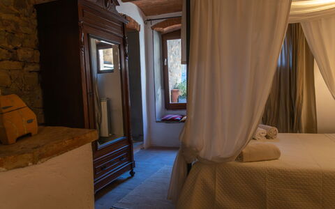 La Miccia: Interior Design, Möbel, Holz, Schlafzimmer, Bett, Zimmer, Beleuchtung, Fussboden, Flooring, Linens