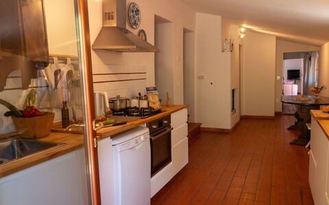 Podere Il Doccio: Küche, Küchengerät, Countertop, Flooring, Major Appliance, Möbel, Interior Design, Fussboden, Holz, Cabinetry