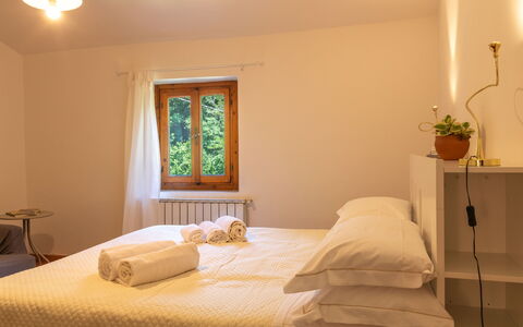 Podere Il Doccio: Bett, Schlafzimmer, Bettdecke, Interior Design, Wand, Bedding, Möbel, Holz, Fussboden, Flooring