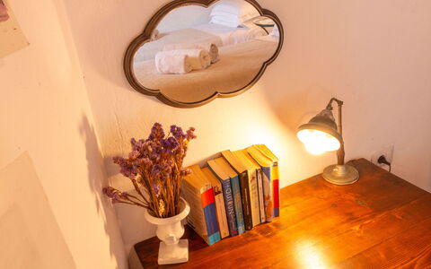 Podere Il Doccio: Interior Design, Beleuchtung, Orange, Zimmer, Lampe, Bilderrahmen, Farbe, Light Fixture, Lampenschirm, Noch Leben Fotografie