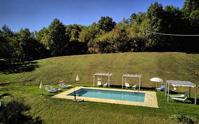 Podere Il Doccio: Eigentum, Schwimmbad, Haus, Gras, Himmel, Estate, Die Architektur, Freizeit, Grundeigentum, Grundstueck