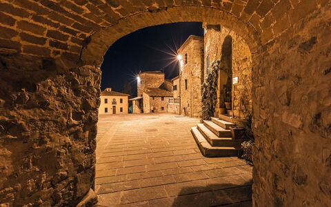 Casa Di Vignolo: Bogen, Die Architektur, Wand, Himmel, Gebäude, Geschichte, Alte Geschichte, Historische Seite, Nacht, Schatten