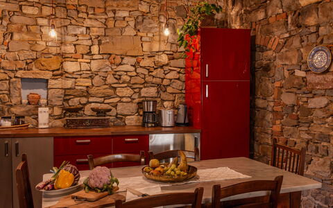 Casa Di Vignolo: Wand, Möbel, Interior Design, Flooring, Küche, Steinwand, Zimmer, Cabinetry, Decke, Countertop