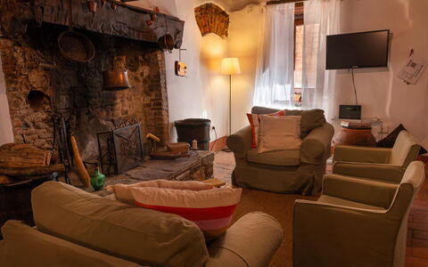 Casa Di Vignolo: Möbel, Interior Design, Wand, Holz, Zimmer, Flooring, Couch, Wohnzimmer, Beleuchtung, Decke