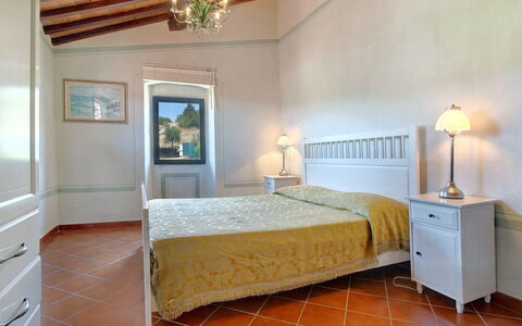 Villa Stolli: Schlafzimmer, Möbel, Zimmer, Bett, Eigentum, Bettdecke, Bettrahmen, Interior Design, Fussboden, Decke