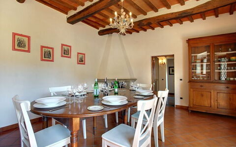 Villa Stolli: Eigentum, Zimmer, Gebäude, Esszimmer, Möbel, Haus, Interior Design, Decke, Grundeigentum, Tabelle