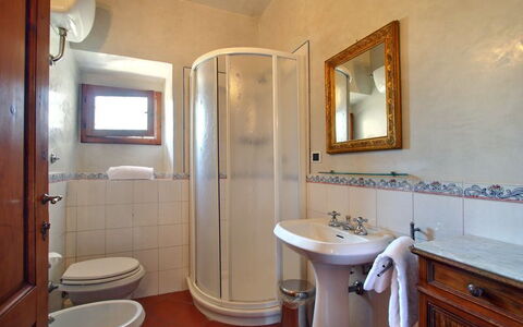 Villa Stolli: Badezimmer, Zimmer, Eigentum, Armatur, Gebäude, Badezimmerschrank, Grundeigentum, Fussboden, Haus, Interior Design