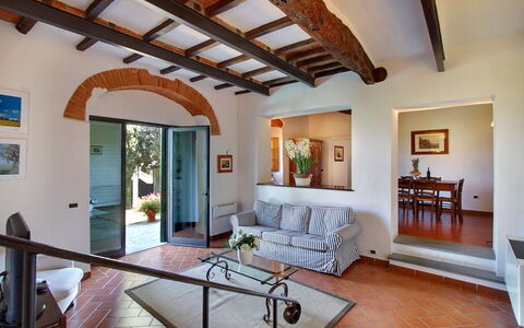 Villa Stolli: Eigentum, Zimmer, Gebäude, Decke, Interior Design, Wohnzimmer, Haus, Möbel, Grundeigentum, Strahl