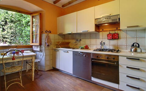Villa Acacia: Countertop, Zimmer, Küche, Eigentum, Cabinetry, Möbel, Gebäude, Haus, Holzboden, Fussboden