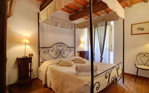 Villa Acacia: Bett, Schlafzimmer, Möbel, Zimmer, Eigentum, Bettrahmen, Interior Design, Gebäude, Bettdecke, Himmelbett