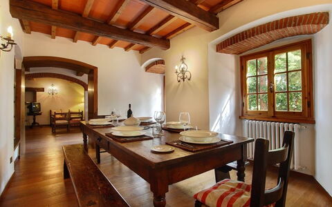 Villa Acacia: Eigentum, Zimmer, Gebäude, Decke, Interior Design, Möbel, Esszimmer, Grundeigentum, Haus, Tabelle