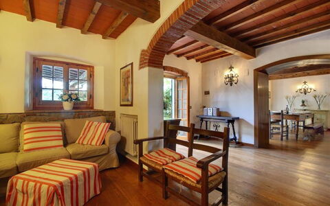 Villa Acacia: Zimmer, Eigentum, Möbel, Gebäude, Wohnzimmer, Interior Design, Decke, Haus, Strahl, Grundeigentum