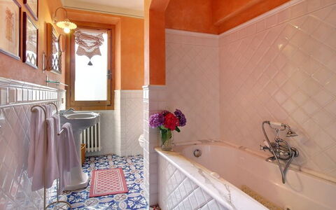 Villa Acacia: Zimmer, Eigentum, Badezimmer, Fussboden, Interior Design, Gebäude, Fliese, Grundeigentum, Haus, Decke