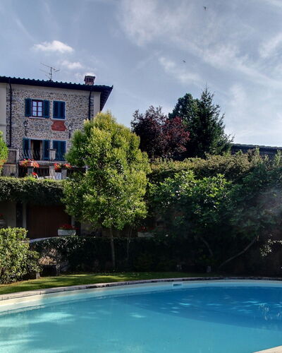 Villa Lucolena: Eigentum, Wasser, Haus, Schwimmbad, Grundeigentum, Zuhause, Himmel, Freizeit, Urlaub, Wohngebiet