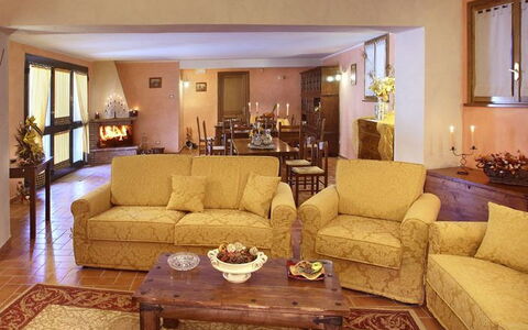 Sughera Villa: Wohnzimmer, Zimmer, Eigentum, Möbel, Interior Design, Gebäude, Suite, Grundeigentum, Haus, Tabelle