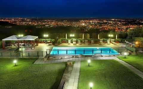 Sughera Villa: Nacht, Grün, Himmel, Beleuchtung, Licht, Die Architektur, Sportveranstaltung, Gras, Baum, Haus