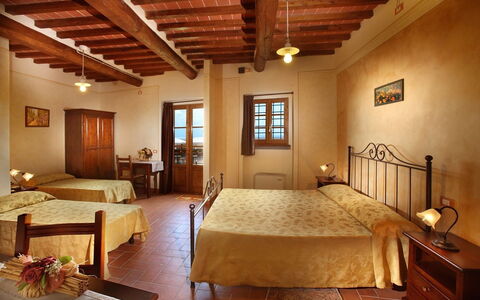 Sughera Villa: Zimmer, Schlafzimmer, Möbel, Eigentum, Gebäude, Bett, Interior Design, Decke, Bettrahmen, Suite