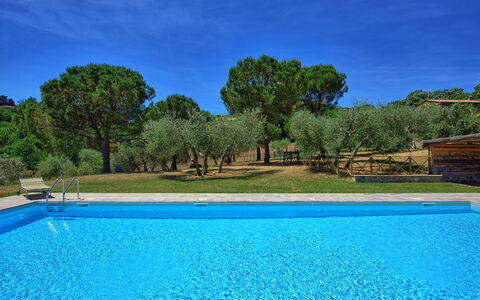 Casa Olivia: Schwimmbad, Eigentum, Grundeigentum, Natürliche Landschaft, Estate, Freizeit, Wasser, Haus, Gras, Villa
