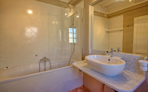 Casa Olivia: Badezimmer, Eigentum, Zimmer, Badewanne, Zapfhahn, Wand, Interior Design, Armatur, Fliese, Gebäude