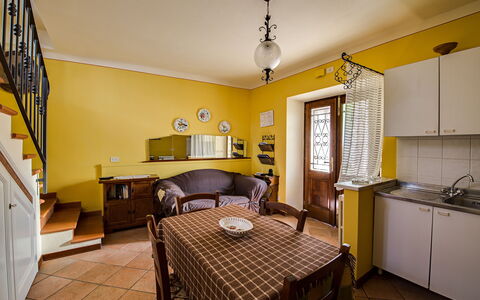 Il Palazzetto: Zimmer, Eigentum, Gelb, Möbel, Interior Design, Gebäude, Fussboden, Haus, Grundeigentum, Schlafzimmer