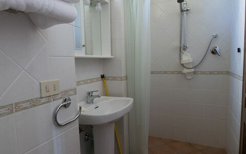Il Palazzetto: Badezimmer, Eigentum, Zimmer, Armatur, Toilette, Wand, Toilleten Sitz, Fliese, Die Architektur, Gebäude