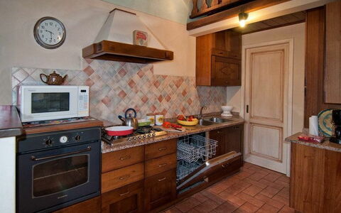 Il Nido In Garfagnana: Countertop, Cabinetry, Zimmer, Möbel, Küche, Eigentum, Fussboden, Gebäude, Herd, Hartholz
