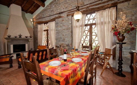 Il Nido In Garfagnana: Zimmer, Eigentum, Gebäude, Restaurant, Interior Design, Esszimmer, Möbel, Haus, Tabelle, Decke